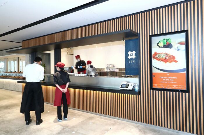 社員食堂には4つのレストランとベーカリーがある