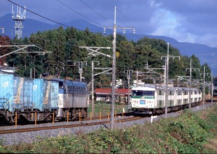 東北本線で貨物列車とすれ違う