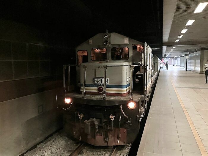 臨時列車はディーゼル機関車の牽引で一路タイ国境へ