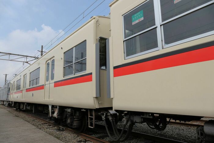 左が鋼製車で右がアルミ車