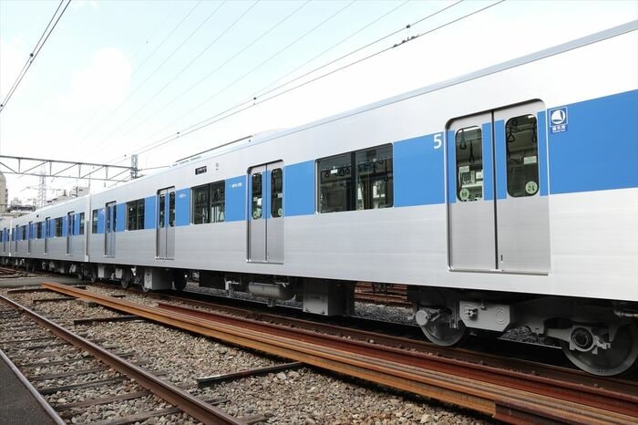 側面は窓の周りに青いラインが入る