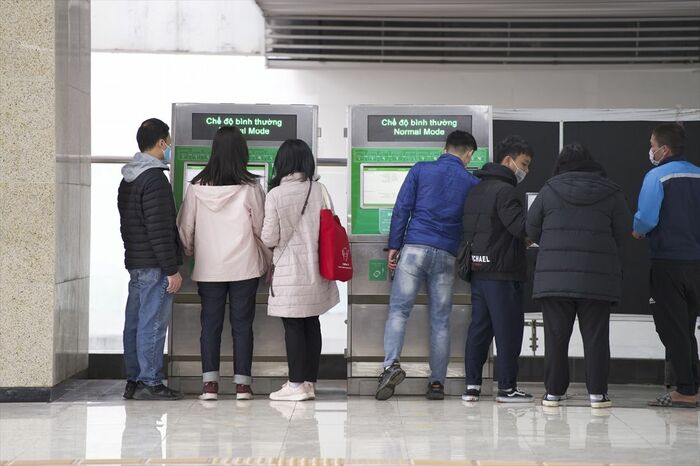チケット販売機に並ぶ利用者ら
