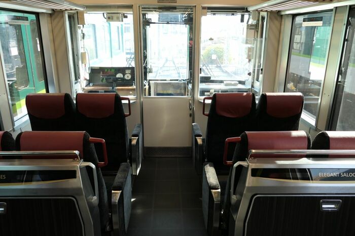 運転席後ろはクロスシート