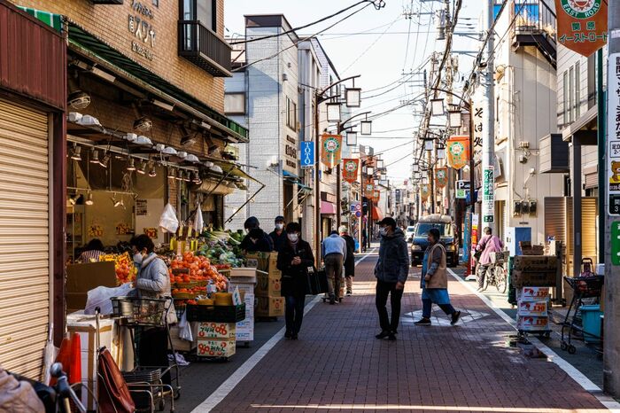 平日の昼過ぎから多くのお客で活気づく、商店街の中の