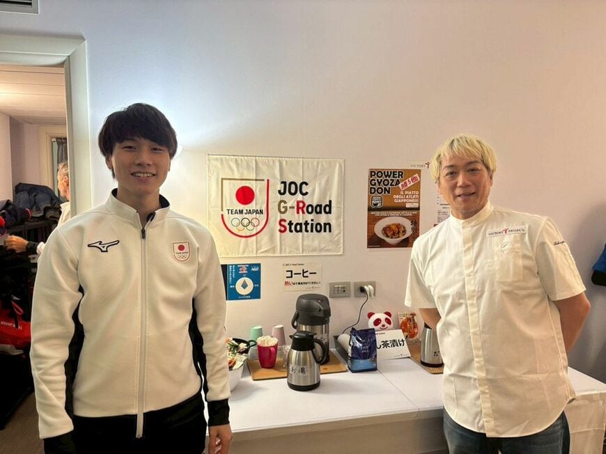 スピードスケートの森重航選手と徳吉洋二さん（写真：ⓒJOC／味の素社）