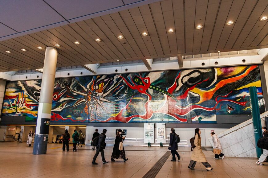 JR渋谷駅と結ぶ連絡通路には、岡本太郎作の壁画『明日の神話』が飾られている（撮影：鼠入昌史）