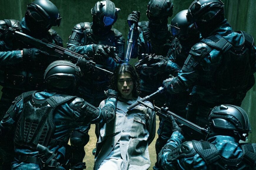 佐藤浩市を父に、三國連太郎を祖父に持つ究極のサラブレッド感がある寛一郎がキャラクター作りで魅せる（画像：©2024 Fuji Television Network, Inc. Skybound, LLC All rights reserved）