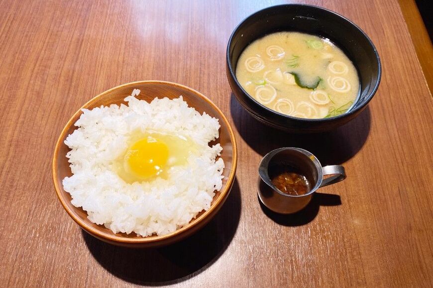 びっくりドンキーの卵かけご飯（みそ汁付き）税込み330円。オリジナルのハンバーグソースをかけて食べる個性派TKGです（著者撮影）