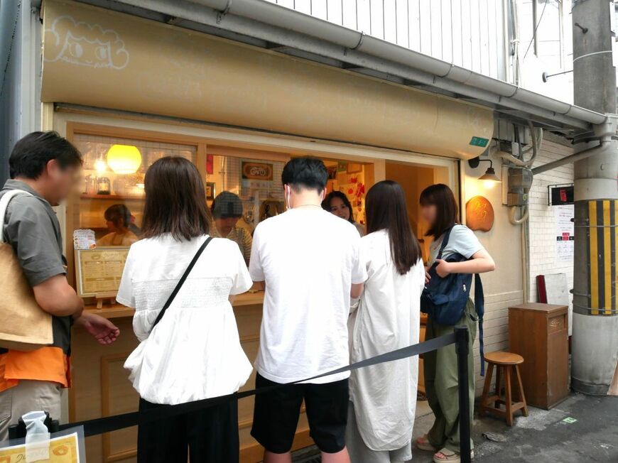 クレープの注文を待つ行列の中には、男性の姿も（写真：編集部撮影）