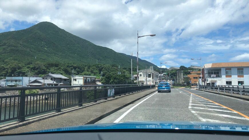 アウディのBEVの助手席から屋久島の景色を望む（筆者撮影）