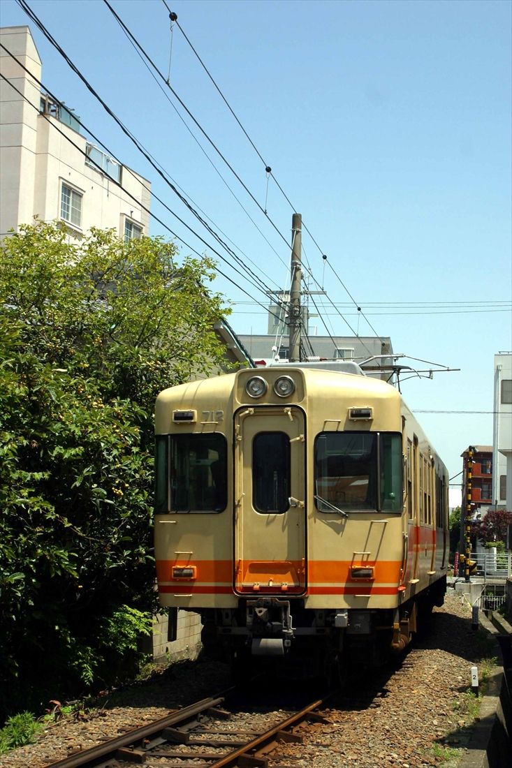 伊予鉄道で活躍する元京王5000系の700系（撮影：南正時）