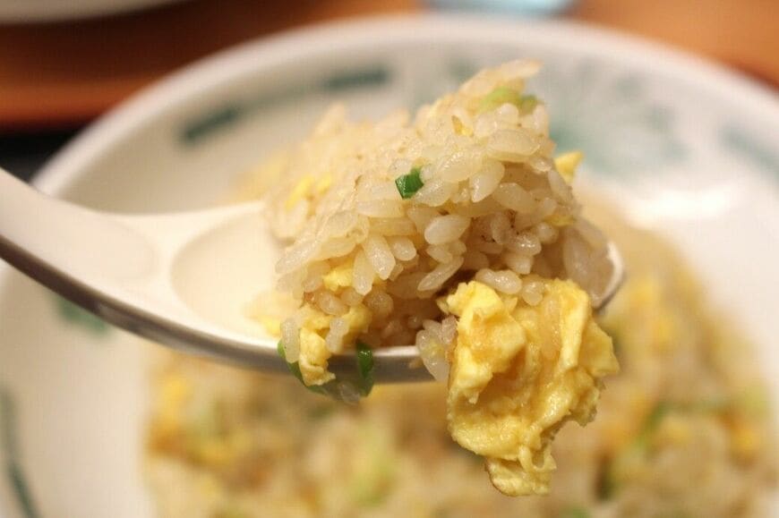 レンゲですくいやすい、パラパラとしっとりのバランスがとれた一品。大ぶりの炒り卵がうれしい（筆者撮影）