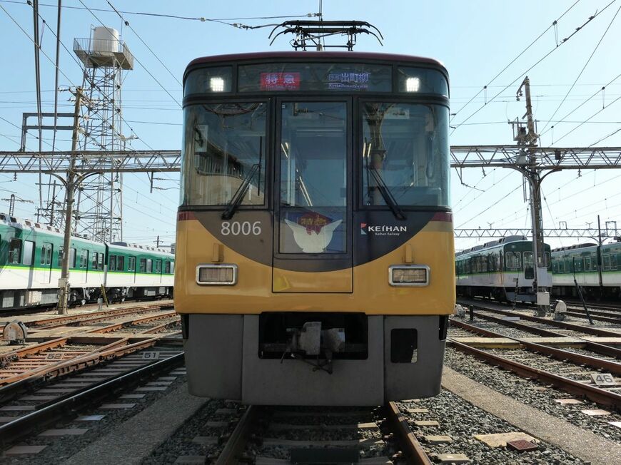 正面から見た8000系（記者撮影）