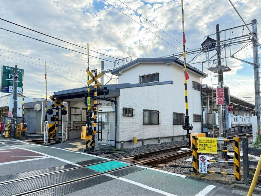 九品仏駅は改札を出て目の前に踏切がある（写真：筆者撮影）