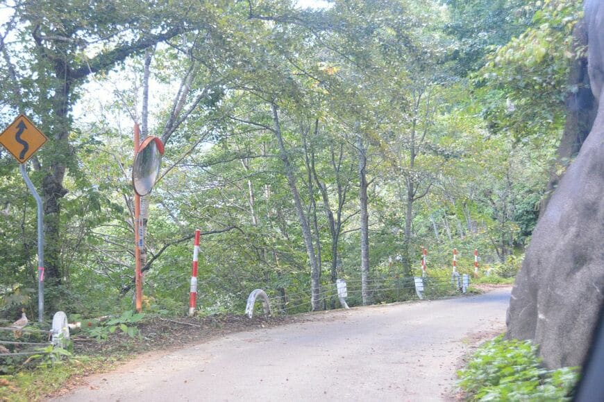 つづら折りの峠道がしばらく続く