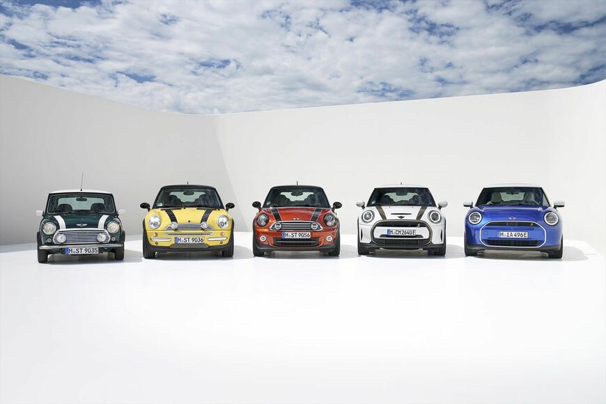 クラシックミニとニューミニ４世代（写真：BMW）