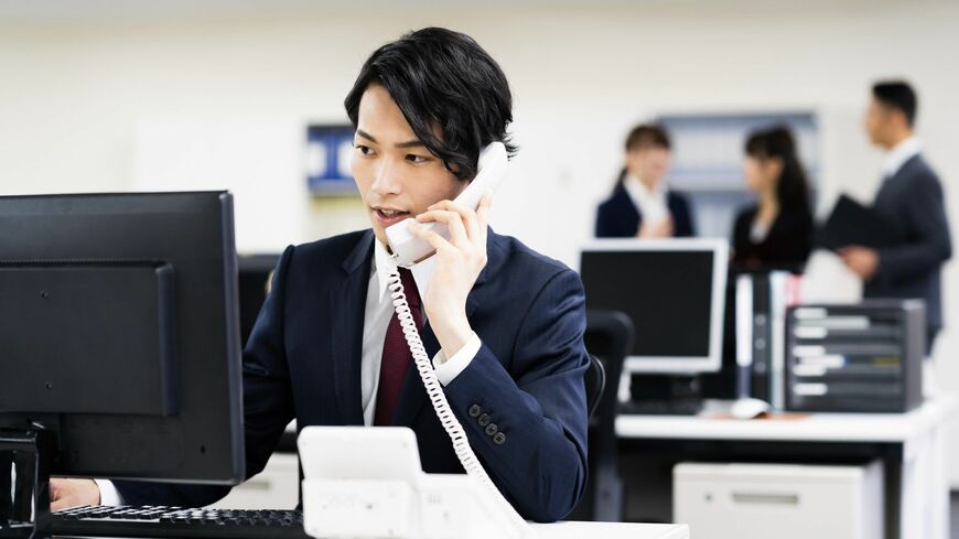 なぜ「職場で電話を取らない人がいる」のでしょうか（写真：kou／PIXTA）