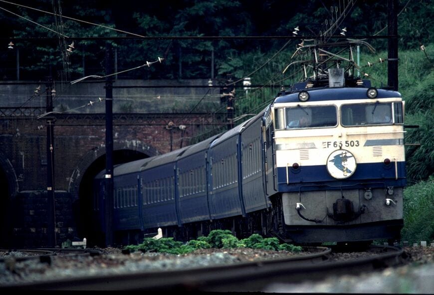 東海道本線掛川付近のトンネルを飛び出してきた、EF65形500番台牽引の「はやぶさ」（撮影：南正時）