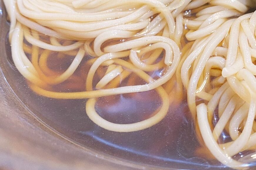 こだわりのそばつゆ。最高級のみりんが隠し味（写真：筆者撮影）
