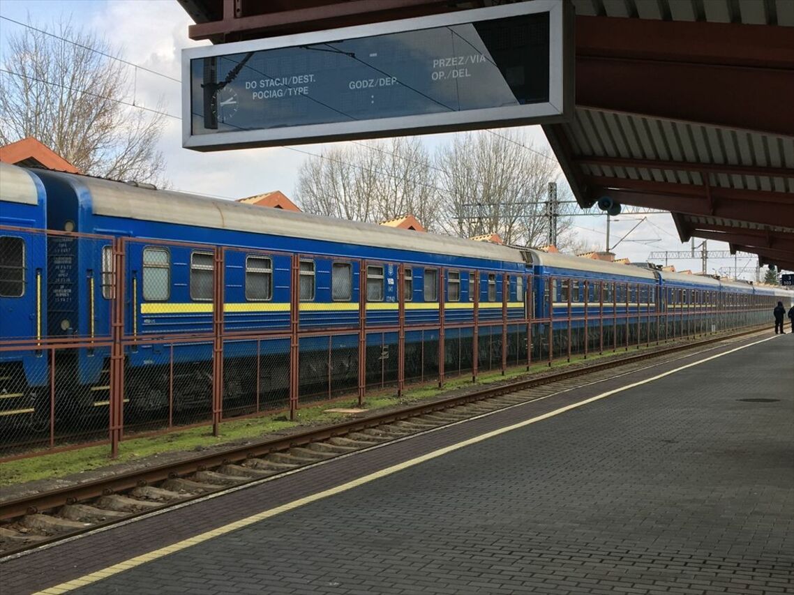 プシェミシル駅に停車するウクライナ鉄道の列車