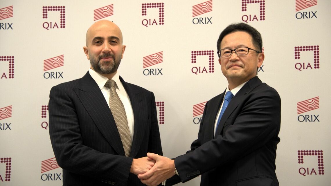 握手を交わす高橋英丈社長