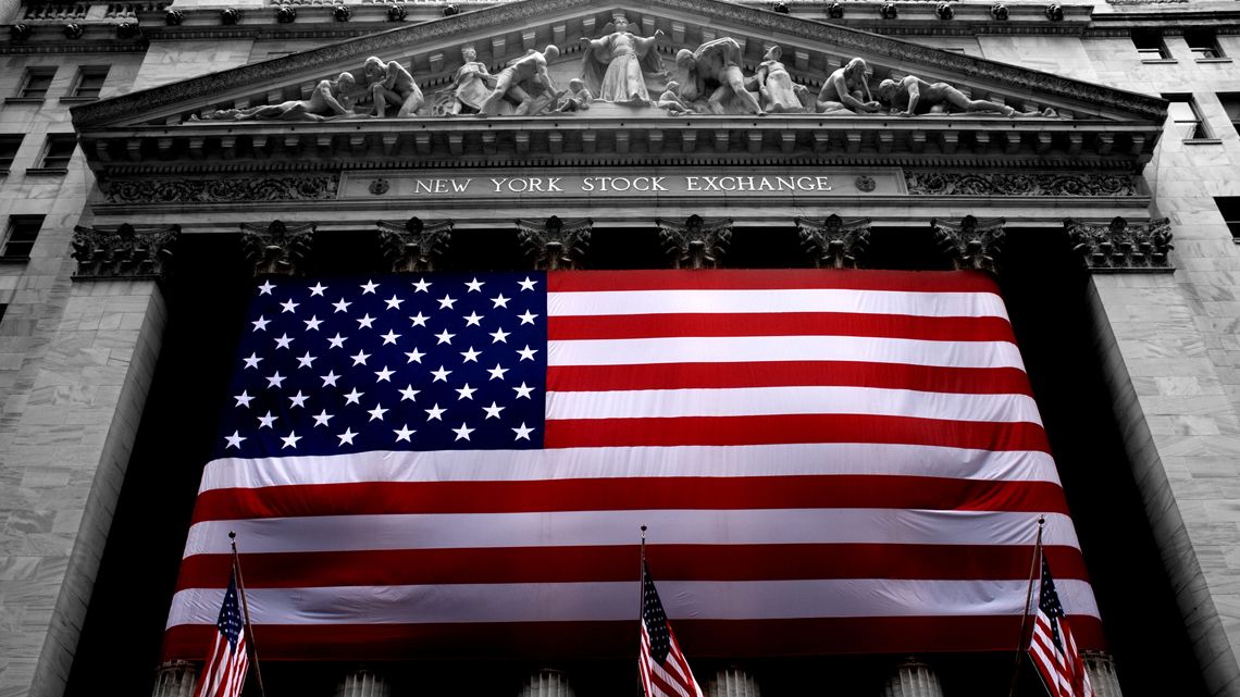 ニューヨーク証券取引所に掲げられた米国国旗