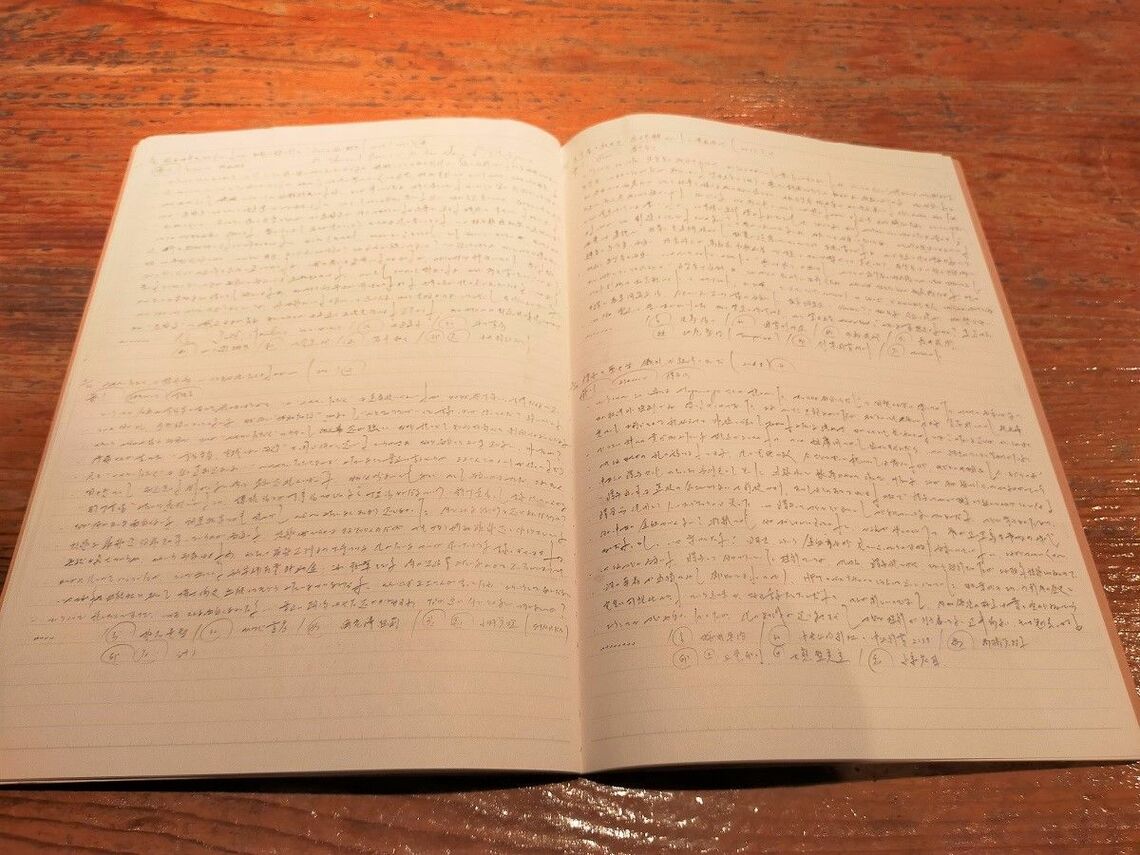済東鉄腸さんの読書ノート。1日2～3冊は読むという（編集部撮影）