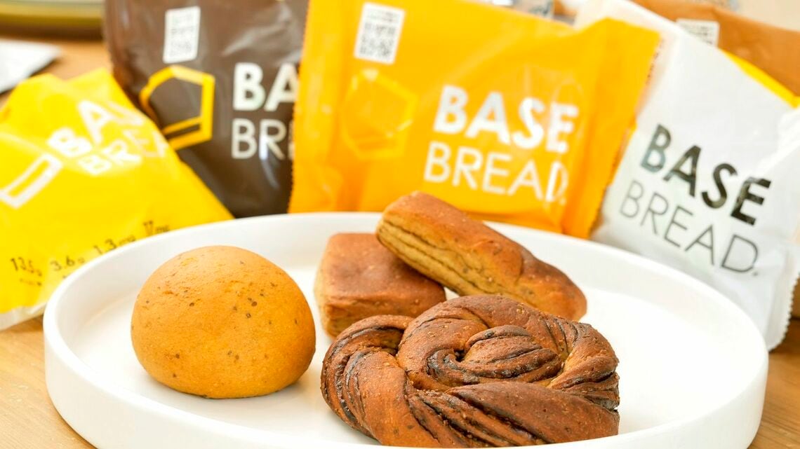 1食分で1日に必要な必須栄養素の3分の1がとれる完全栄養食、「ベースフード」。2017年の発売以降これまでに4000万袋以上を販売。宇宙食のような味気ない食品を想像するが、例えばパンは一般のものと比べ味が劣るということはない。写真は左から時計回りに、BASE BREADカレー、メープル、チョコレート（撮影：梅谷秀司）