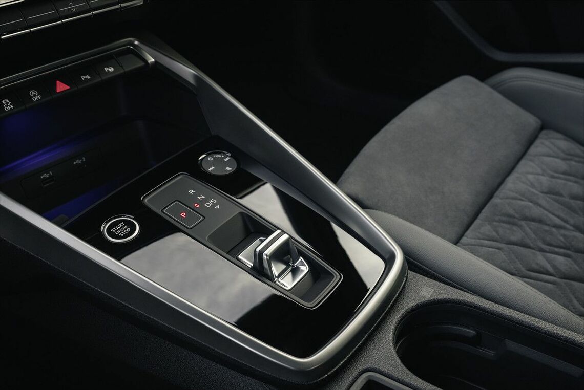 コンパクトな新形状のシフトスイッチ（写真は左ハンドル車、写真：Audi）