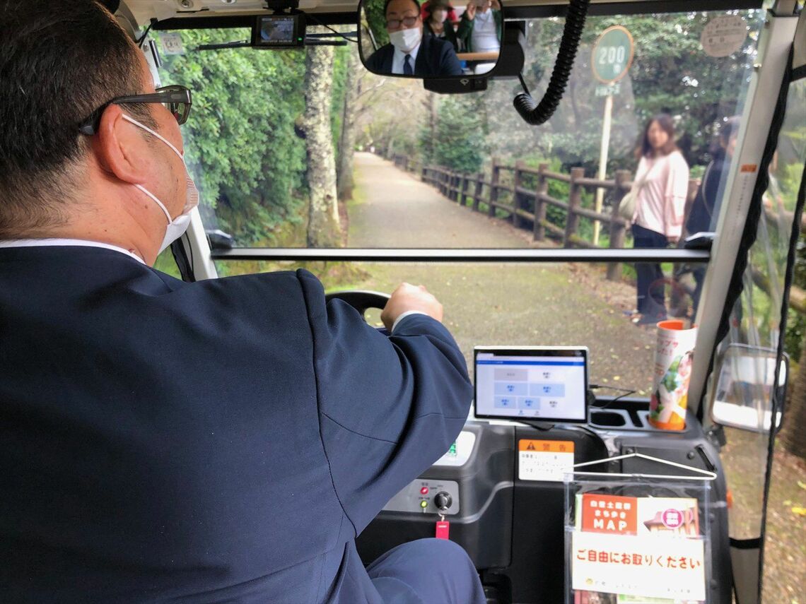 打吹公園内の狭い道路を注意深く走行するドライバー（筆者撮影）