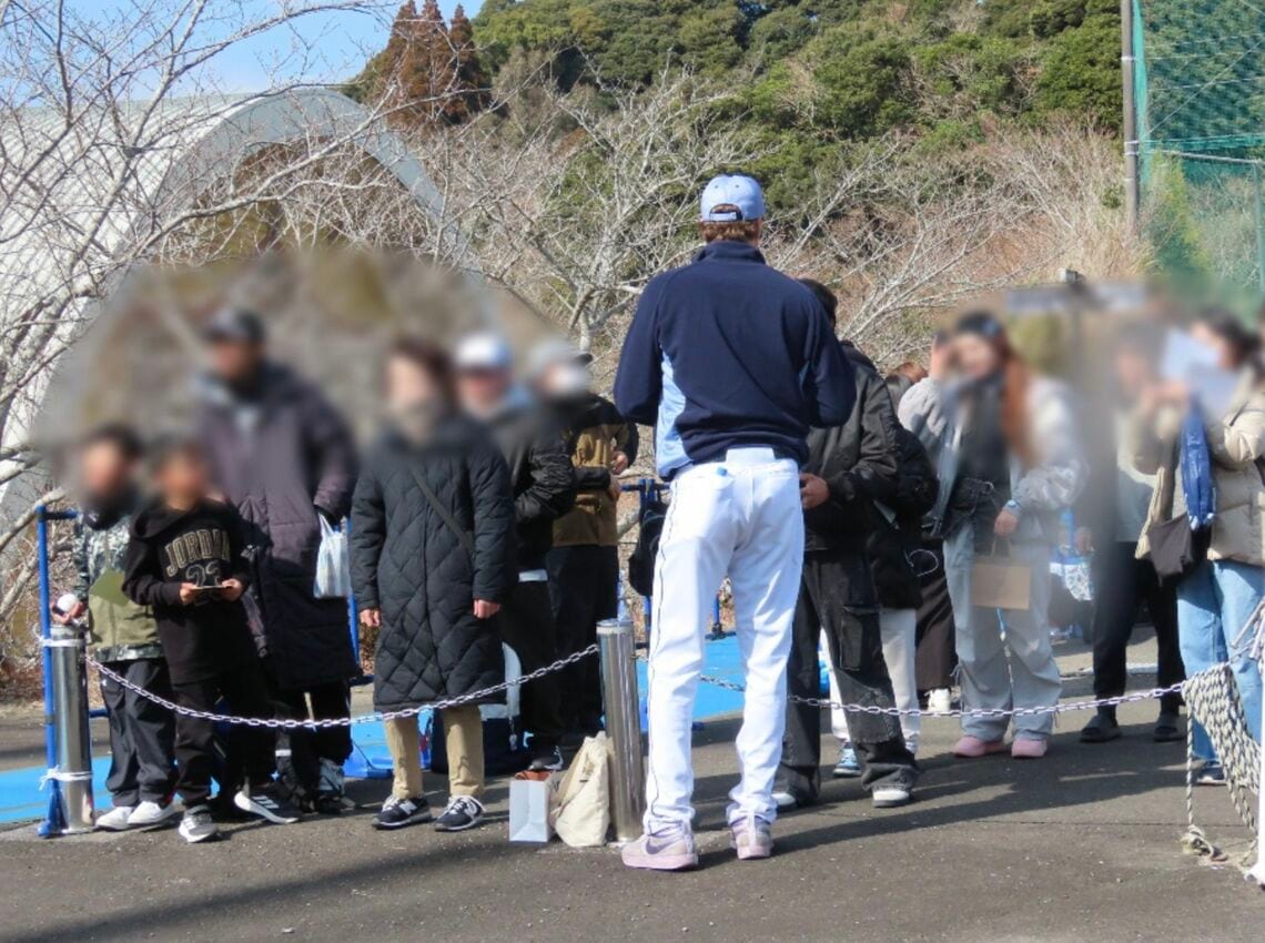 サインする選手（写真：筆者撮影）