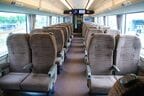 ブラウンのシートが並ぶ落ち着いた車内