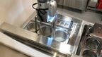 客席側からガラス越しにみたロボット。まずは茹でる