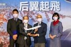 静岡県台湾事務所の宮崎悌三所長（右から2番目）に模型を