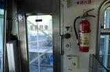 乗務員室の扉とその周辺。消火器などを備える（記者撮影）