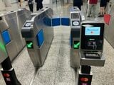 自動改札はクレジットカード（マスターカード）のタッチ決済とQRコードの両対応（筆者撮影）