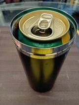 たしかにロング缶はいい感じに入る（著者撮影）
