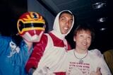 2005年サンパウロでのアニメイベントにて、左からチェンジドラゴンのマスクを被る福山芳樹、ダニー・ツルギさん、影山ヒロノブ（写真：筆者複写）