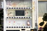 自販機は、豆腐を思わせるような優しいベージュの色合いで塗装されている（筆者撮影）