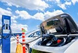 充電中の電気自動車（写真：Rise／PIXTA）