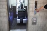 エレベーターのパネルを操作するロボット