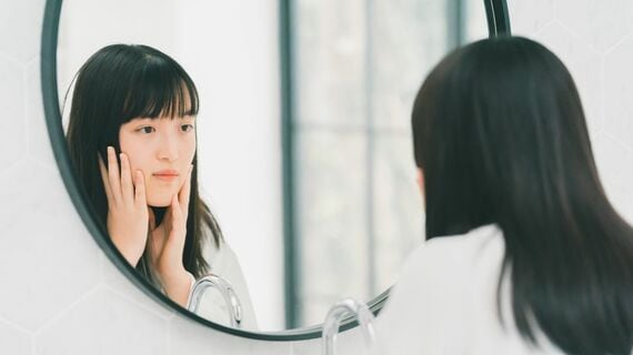 鏡を見る女子高生