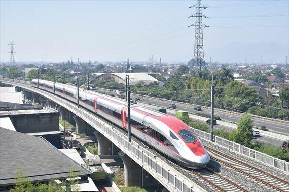 バンドン市街地外縁部を走るインドネシア高速鉄道