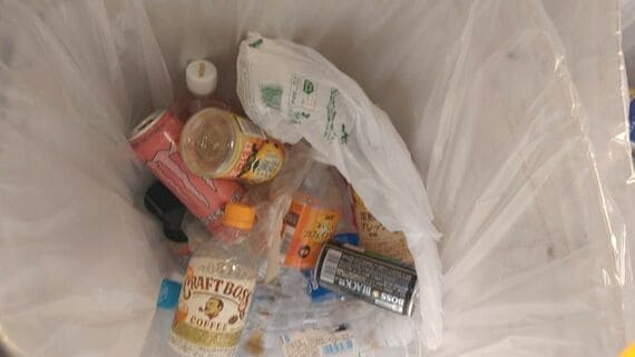 コンビニのレジ袋に入ったごみがあった