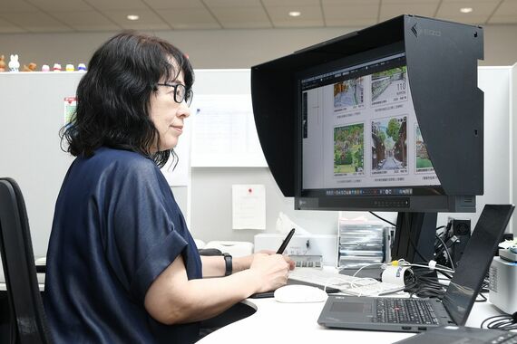 パソコンを見る貝淵さん