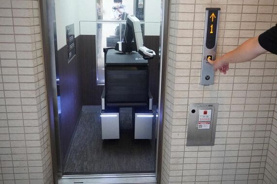 エレベーターのパネルを操作するロボット