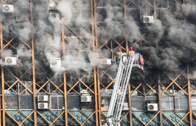 テヘランで高層ビル火災､消火中に崩壊　