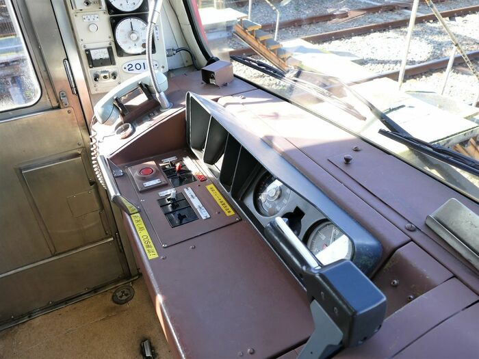 シンプルなデザインの運転台