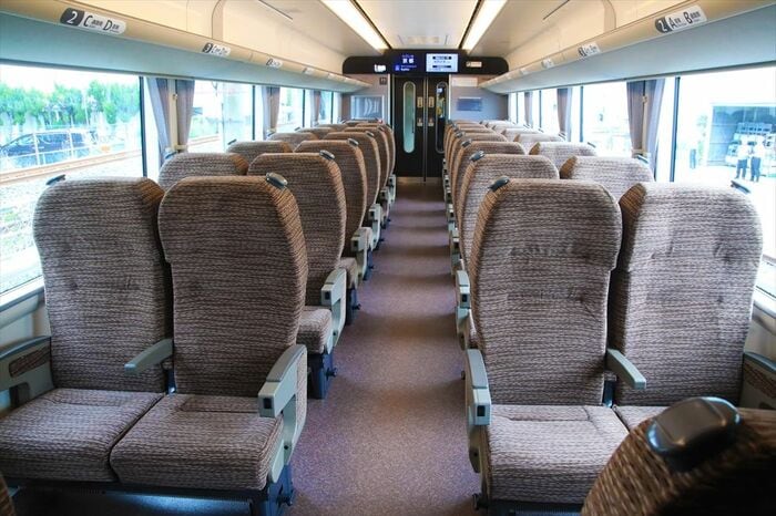 ブラウンのシートが並ぶ落ち着いた車内