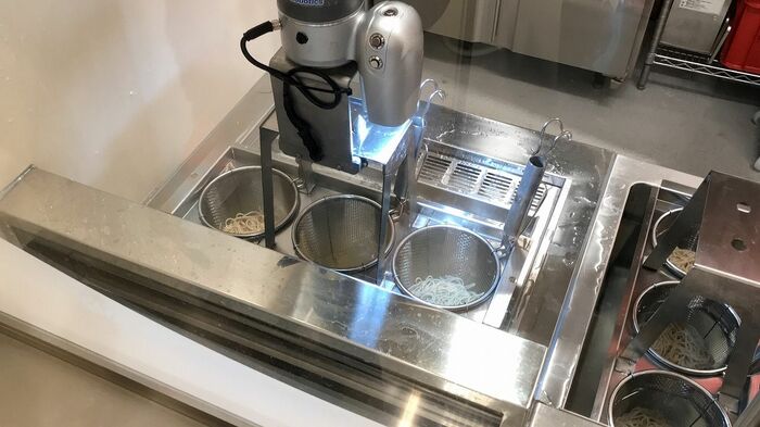 客席側からガラス越しにみたロボット。まずは茹でる